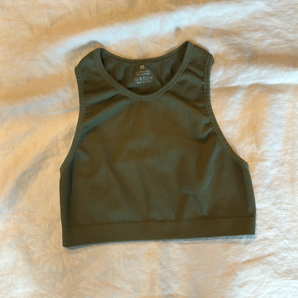 3 Cropped Tank Tops - Picture 3 of 4